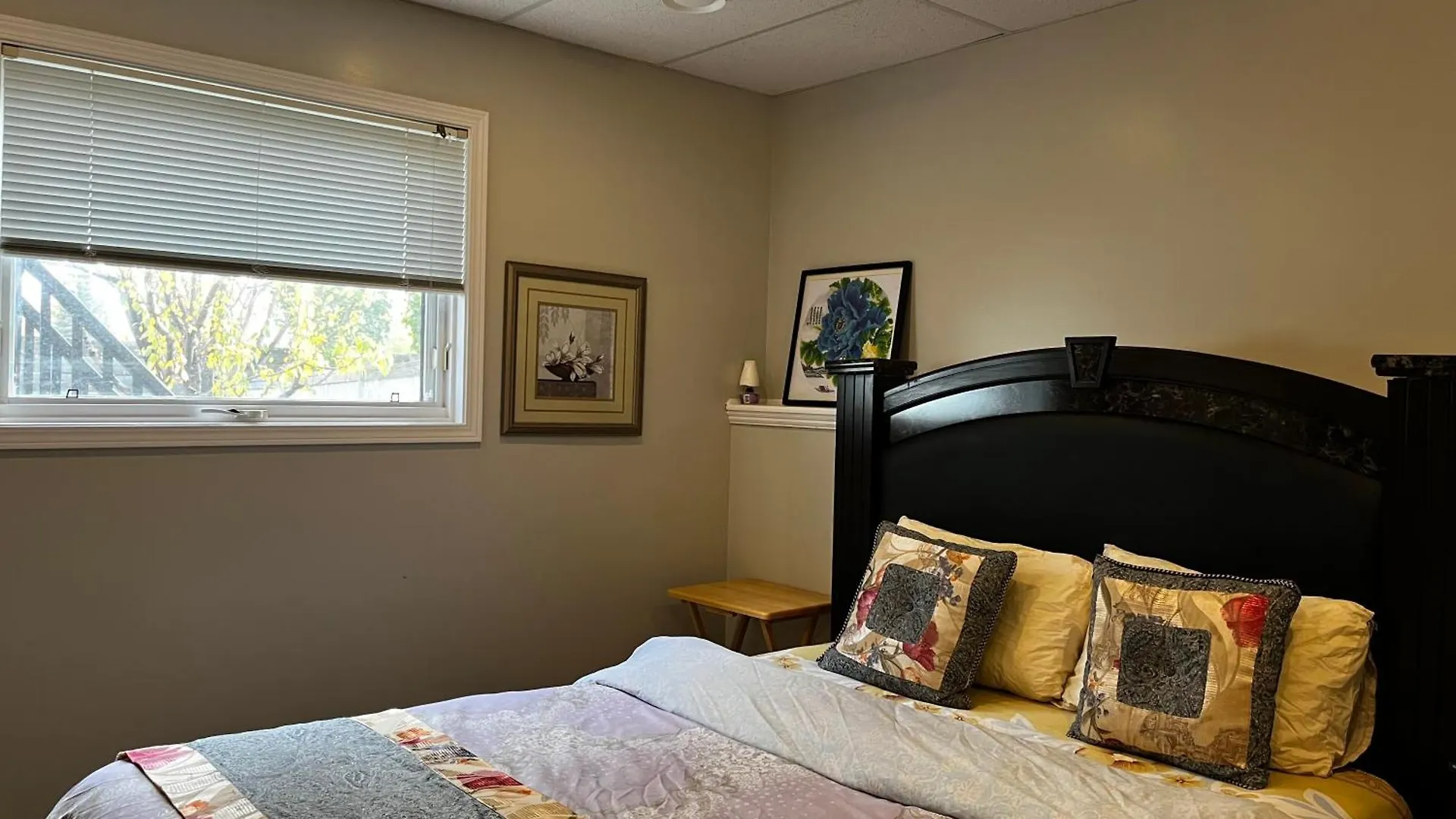 Citadel Cozy Quilt Private Bedroom Калгари